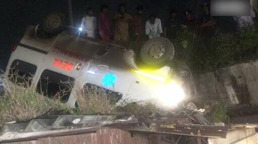 लाश को ले जा रही एम्बुलेंस फ्लाईओवर से नीचे गिरी, 2 घायल