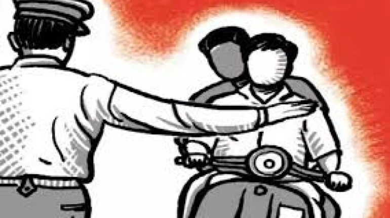 होम क्वारंटाईनच्या नावाखाली लाॅकडाऊनमध्ये शिपाई करत होता वसूली होम क्वारंटाईनच्या नावाखाली लाॅकडाऊनमध्ये शिपाई करत होता वसूली