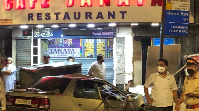 भरधाव कारने ४ जणांना चिरडले, क्रॉफर्ड मार्केट येथील घटना भरधाव कारने ४ जणांना चिरडले, क्रॉफर्ड मार्केट येथील घटना