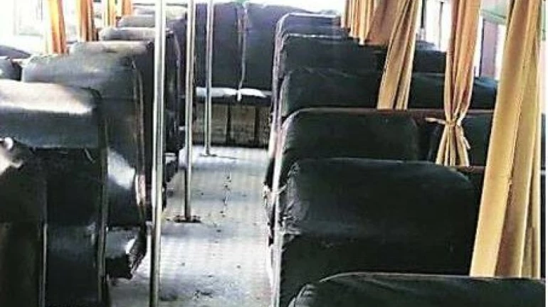 प्रवाशांच्या सुरक्षेसाठी एसटीत २ आसनांमध्ये पडदे प्रवाशांच्या सुरक्षेसाठी एसटीत २ आसनांमध्ये पडदे