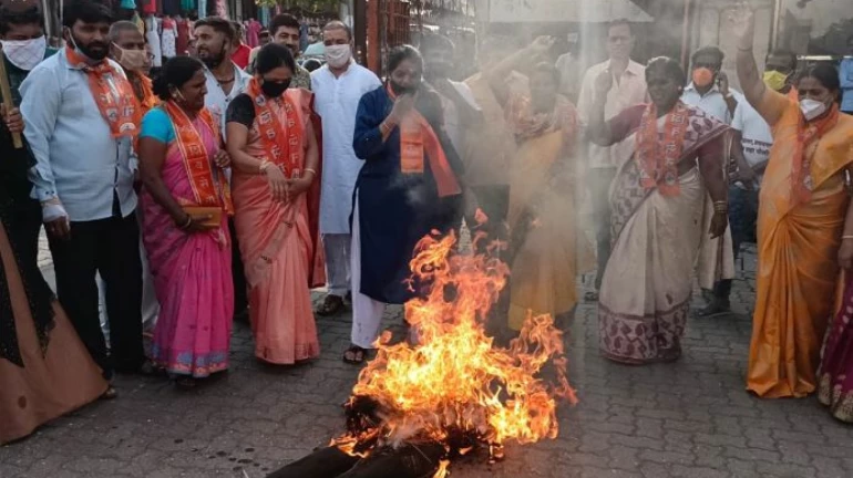 कंगना रनौत का विरोध, ठाणे में महिला शिवसैनिकों ने जलाया पोस्टर