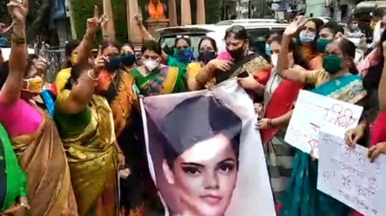 मुंबईला रक्ताची चटक लागली, आंदोलनानंतर कंगना बिथरली मुंबईला रक्ताची चटक लागली, आंदोलनानंतर कंगना बिथरली