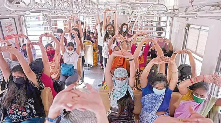 Yoga on wheels : मुंबईच्या लोकल ट्रेनमध्ये Yoga चे धडे, प्रवाशांची बसल्या जागीच आसने