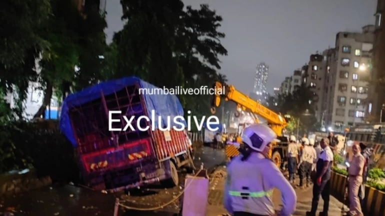 गोरेगाव : NNP तील IT Park जवळ रस्ता खचला, एक बाजू वाहतुकीसाठी बंद गोरेगाव : NNP तील IT Park जवळ रस्ता खचला, एक बाजू वाहतुकीसाठी बंद