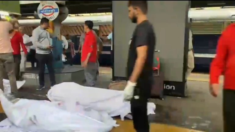 जयपूर-मुंबई पॅसेंजर ट्रेनमध्ये गोळीबार, RPF अधिकारी आणि 3 प्रवाशांचा मृत्यू जयपूर-मुंबई पॅसेंजर ट्रेनमध्ये गोळीबार, RPF अधिकारी आणि 3 प्रवाशांचा मृत्यू