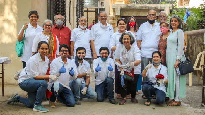 शिवाजी पार्कच्या मधली गल्ली कपडे दान उपक्रमाला चांगला प्रतिसाद