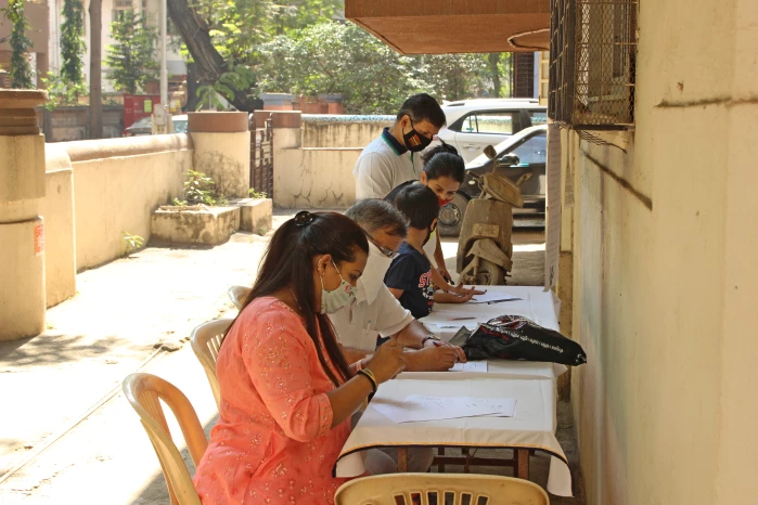 शिवाजी पार्कच्या मधली गल्ली कपडे दान उपक्रमाला चांगला प्रतिसाद