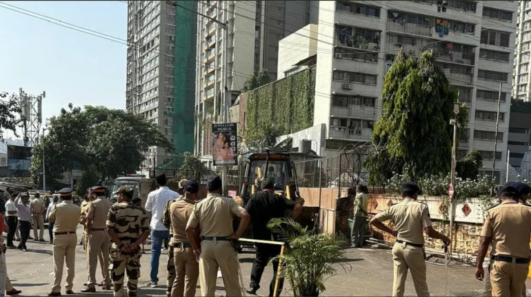 काळाचौकीतील कबूतरखान्यावर पालिकेचा हातोडा काळाचौकीतील कबूतरखान्यावर पालिकेचा हातोडा