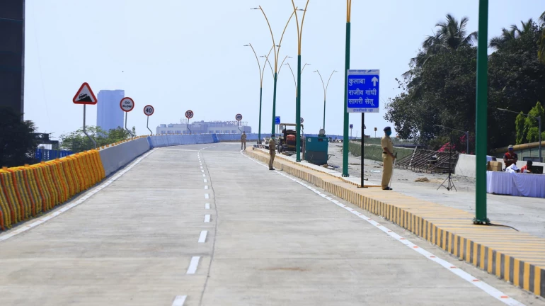 मुंबई पुलिस ने कलानगर फ्लाईओवर पर भारी वाहनों के प्रवेश पर रोक लगाई मुंबई पुलिस ने कलानगर फ्लाईओवर पर भारी वाहनों के प्रवेश पर रोक लगाई