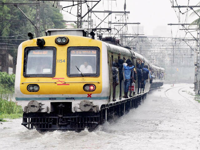लक्ष द्या! कल्याण स्थानकात रेल्वे रूळ पाण्याखाली, लोकल वाहतूक उशिराने