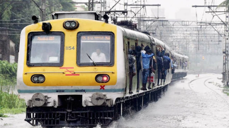 लक्ष द्या! कल्याण स्थानकात रेल्वे रूळ पाण्याखाली, लोकल वाहतूक उशिराने लक्ष द्या! कल्याण स्थानकात रेल्वे रूळ पाण्याखाली, लोकल वाहतूक उशिराने