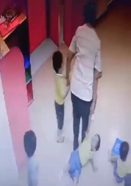 कांदिवली - प्ले स्कूल में 25 बच्चों को मारने और दुराचार करने के आरोप में दो शिक्षकों पर मामला दर्ज