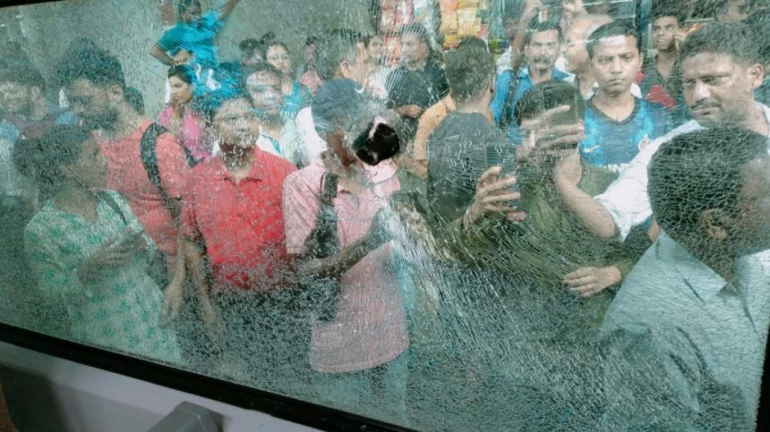 Mumbai: Miscreants threw stones at AC local between Kandivali and Borivali