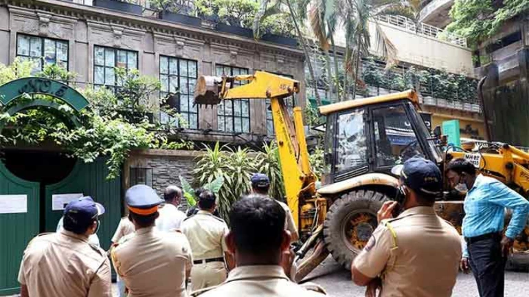 कंगनाच्या हाऊसिंग सोसायटीलाही बीएमसीची नोटीस कंगनाच्या हाऊसिंग सोसायटीलाही बीएमसीची नोटीस