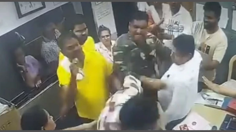 KDMC डॉक्टरांवरील हल्ल्यानंतर निवासी वैद्यकीय अधिकाऱ्याचा राजीनामा KDMC डॉक्टरांवरील हल्ल्यानंतर निवासी वैद्यकीय अधिकाऱ्याचा राजीनामा
