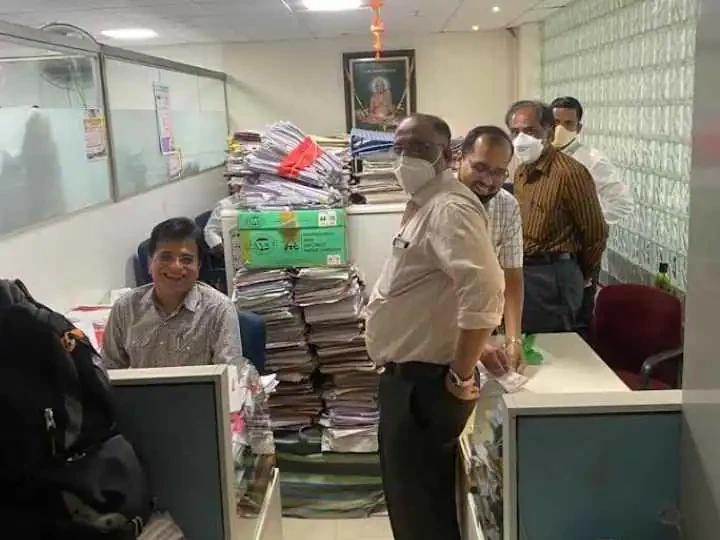 भाजप नेते किरीट सोमय्यांनी अधिकाऱ्यांच्या खुर्चीवर बसून फाईल तपासल्याने वाद