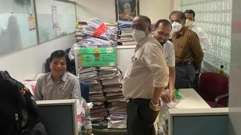 भाजप नेते किरीट सोमय्यांनी अधिकाऱ्यांच्या खुर्चीवर बसून फाईल तपासल्याने वाद भाजप नेते किरीट सोमय्यांनी अधिकाऱ्यांच्या खुर्चीवर बसून फाईल तपासल्याने वाद
