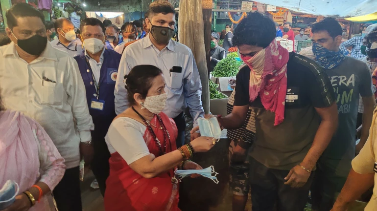Mumbai Mayor Kishori Pednekar distributes face masks at Dadar market