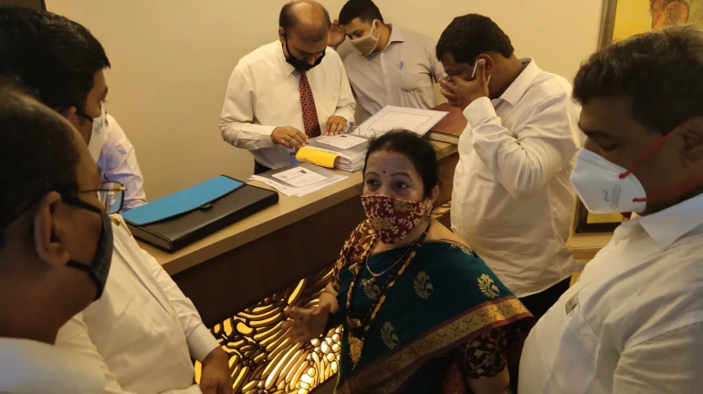 Mumbai mayor raids a hotel to check COVID-19 protocols; also boards local train and requests passengers to wear masks