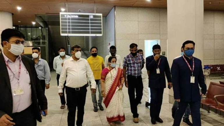 मुंबईला ओमायक्रॉन'पासून सुरक्षित ठेवण्यासाठी मध्यरात्री १ वाजता महापौर विमानतळावर मुंबईला ओमायक्रॉन'पासून सुरक्षित ठेवण्यासाठी मध्यरात्री १ वाजता महापौर विमानतळावर