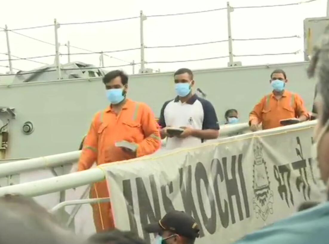 cyclone tauktae: दुर्दैवी! समुद्रात बुडालेल्या बार्जवरील १४ जणांचे मृतदेह हाती, तर १८४ कर्मचाऱ्यांना वाचवण्यात यश