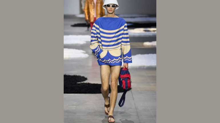 हाईकोर्ट ने 'प्राडा' द्वारा कोल्हापुरी चप्पलों की नकल करने के खिलाफ याचिका खारिज की हाईकोर्ट ने 'प्राडा' द्वारा कोल्हापुरी चप्पलों की नकल करने के खिलाफ याचिका खारिज की