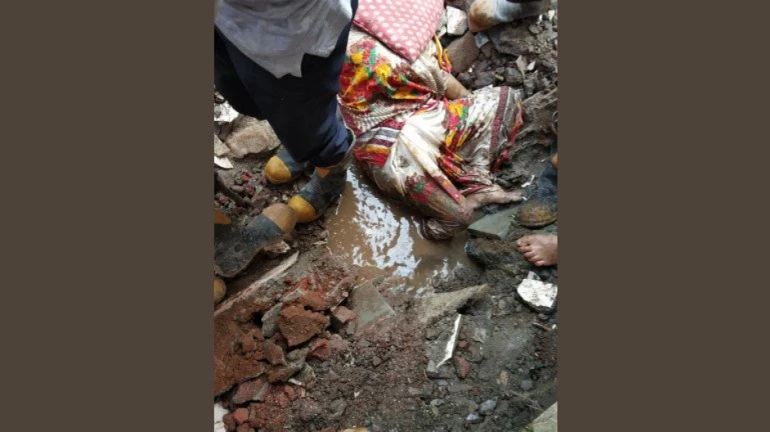 कुर्ला में पब्लिक टॉयलेट ढही, 1 महिला भीतर फंसी कुर्ला में पब्लिक टॉयलेट ढही, 1 महिला भीतर फंसी