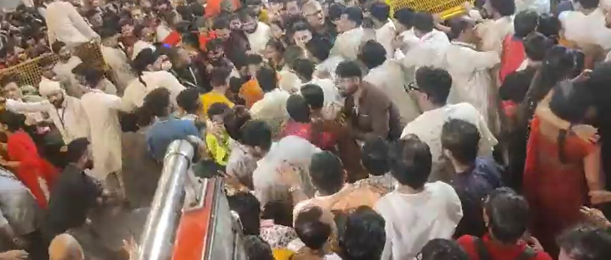 लालबागचा राजा के दर्शन दौरान धक्का-मुक्की