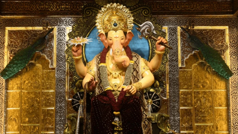 मुंबई के गिरगांव चौपाटी पर 35 घंटे की देरी से लालबागचा राजा का विसर्जन संपन्न मुंबई के गिरगांव चौपाटी पर 35 घंटे की देरी से लालबागचा राजा का विसर्जन संपन्न