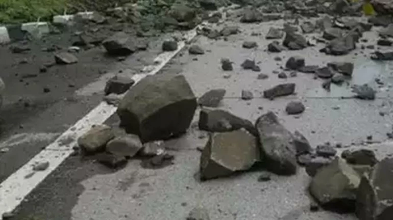 मुंबई-पुणे एक्स्प्रेस वेवर पुण्याकडे जाणारी एक लेन सुरु मुंबई-पुणे एक्स्प्रेस वेवर पुण्याकडे जाणारी एक लेन सुरु