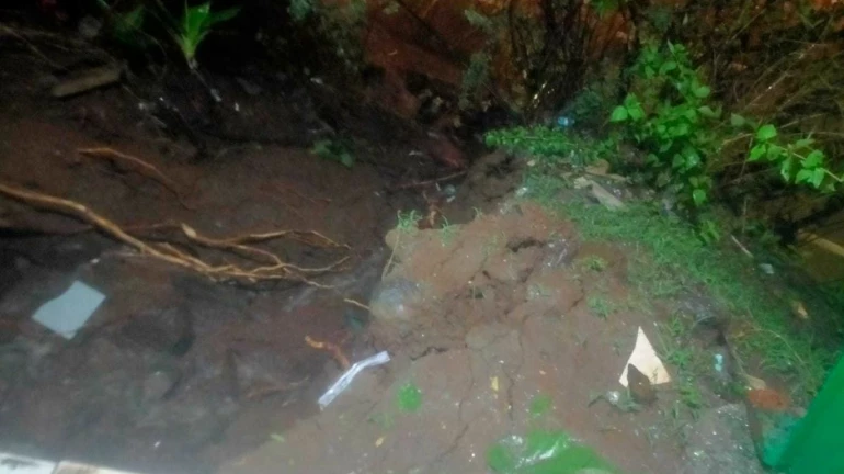 मुंब्रा बाईपास की ठाणे जाने वाली लेन पर भूस्खलन मुंब्रा बाईपास की ठाणे जाने वाली लेन पर भूस्खलन