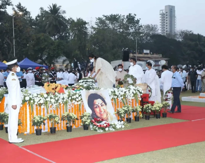 पंतप्रधान नरेंद्र मोदींसह 'या' नेत्यांनी वाहिली लता मंगेशकरांना श्रद्धांजली
