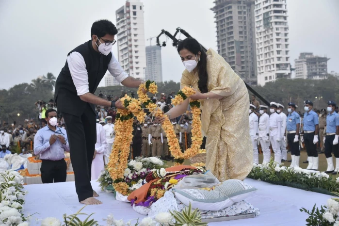 पंतप्रधान नरेंद्र मोदींसह 'या' नेत्यांनी वाहिली लता मंगेशकरांना श्रद्धांजली