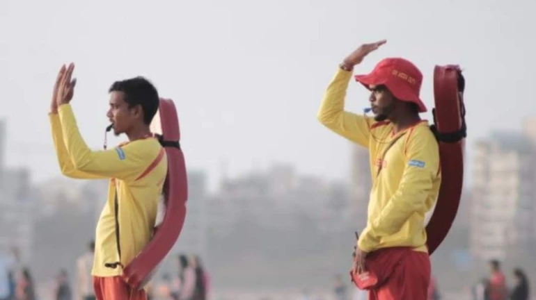 मुंबई में समुद्र तटों पर 137 लाइफगार्ड तैनात किए जाएंगे मुंबई में समुद्र तटों पर 137 लाइफगार्ड तैनात किए जाएंगे