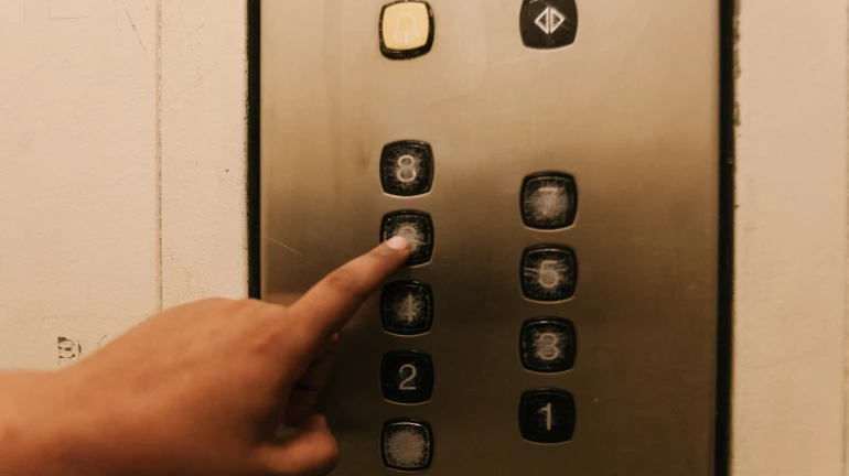 मुंबईतील कमला मिल्स कंपाऊंडमध्ये लिफ्ट कोसळली, 14 जण जखमी मुंबईतील कमला मिल्स कंपाऊंडमध्ये लिफ्ट कोसळली, 14 जण जखमी