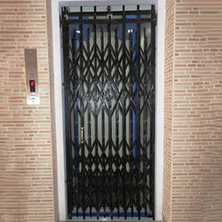 इमारतों के खुले स्थानों में जालीदार दरवाजे का ना हो इस्तेमाल