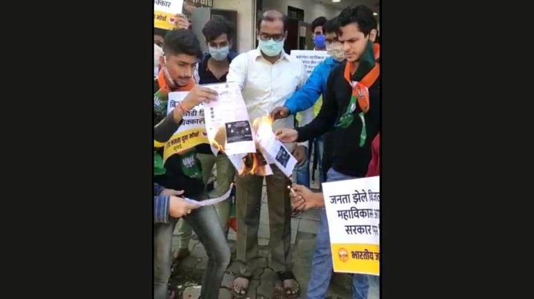 Scuffle breaks out in Mumbai, BJP leaders protest, burn ''inflated'' electricity bills Scuffle breaks out in Mumbai, BJP leaders protest, burn ''inflated'' electricity bills