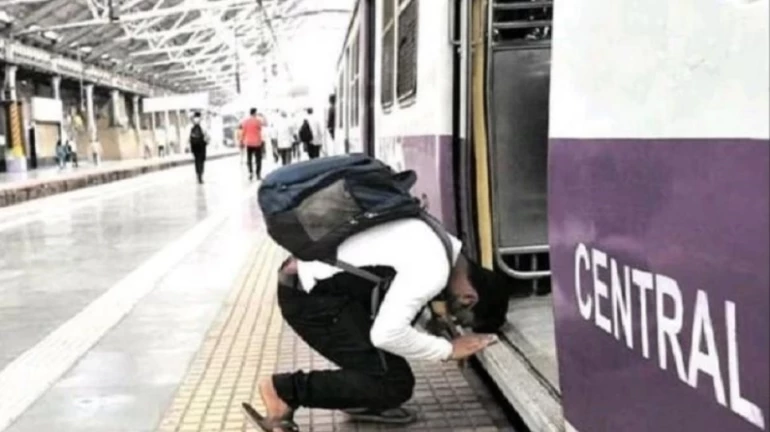 महिंद्रा ग्रुप के चेयरमैन आनंद महिंद्रा ने मुंबई लोकल ट्रेन में सवार होने से पहले यात्री की फोटो शेयर की