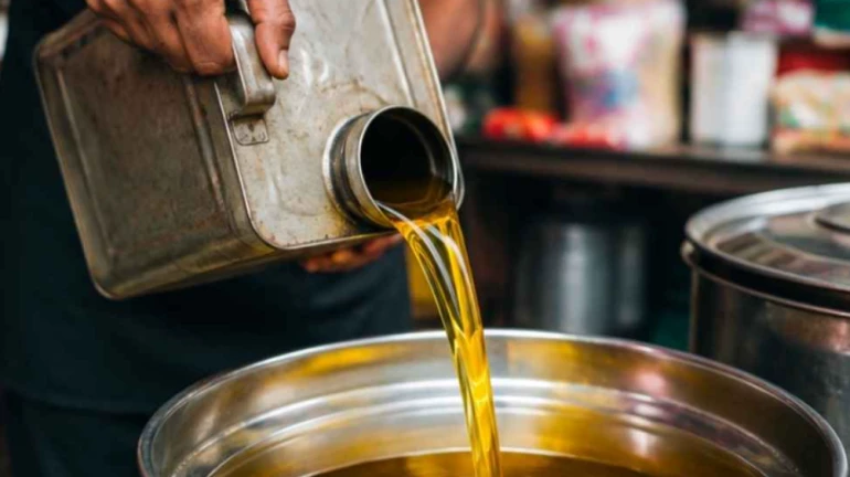 Mumbai: Maha CM Asks FDA to Go Easy on Loose Oil Directives, Seeks SOP to Protect Traders Mumbai: Maha CM Asks FDA to Go Easy on Loose Oil Directives, Seeks SOP to Protect Traders