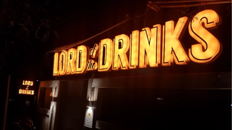 मद्यधुंद महिलेचा पबमध्ये हाय व्होल्टेज ड्रामा, पोलिसांनाही मारहाण मद्यधुंद महिलेचा पबमध्ये हाय व्होल्टेज ड्रामा, पोलिसांनाही मारहाण