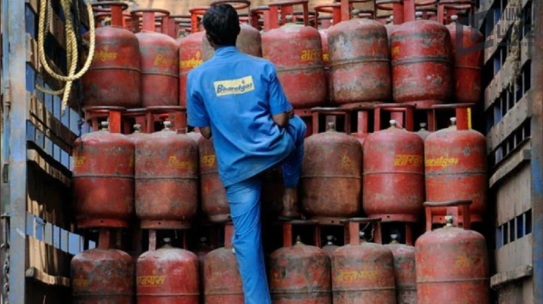 घरगुती गॅस पुन्हा महागला, 'इतक्या' रुपयांची वाढ घरगुती गॅस पुन्हा महागला, 'इतक्या' रुपयांची वाढ