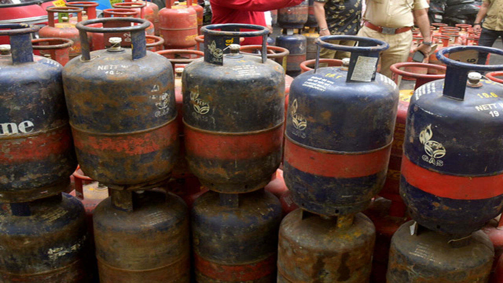LPG गॅसच्या किंमतीत १०५ रुपयांनी वाढ