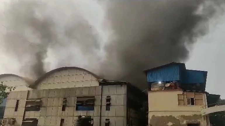 मुंबई लोकमान्य तिलक टर्मिनस रेलवे स्टेशन पर भीषण आग मुंबई लोकमान्य तिलक टर्मिनस रेलवे स्टेशन पर भीषण आग