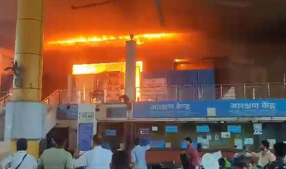 कुर्ल्यातील लोकमान्य टिळक टर्मिनस स्टेशनमधील आग आटोक्यात
