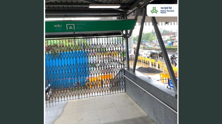मागाठाणे मेट्रो स्टेशनच्या बाहेरील रस्ता खचला, मेट्रोच्या  उत्तरेकडील एक्झिट मार्ग तात्पुरता बंद मागाठाणे मेट्रो स्टेशनच्या बाहेरील रस्ता खचला, मेट्रोच्या  उत्तरेकडील एक्झिट मार्ग तात्पुरता बंद