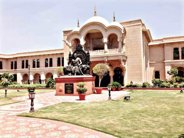 काश्मीरमध्ये लवकरच महाराष्ट्र सदन उभारण्यात येणार