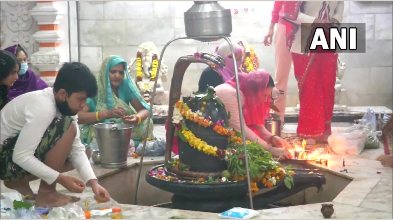 महाशिवरात्रीनिमित्त भाविकांची मंदिरात गर्दी महाशिवरात्रीनिमित्त भाविकांची मंदिरात गर्दी