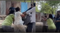 शिवसेना उबाठा नेते महेश कोटियाल यांच्यावर दोन महिलांकडून हल्ला शिवसेना उबाठा नेते महेश कोटियाल यांच्यावर दोन महिलांकडून हल्ला