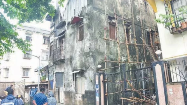 स्लैब गिरने के बाद माहिम बिल्डिंग से 19 परिवार शिफ्ट स्लैब गिरने के बाद माहिम बिल्डिंग से 19 परिवार शिफ्ट