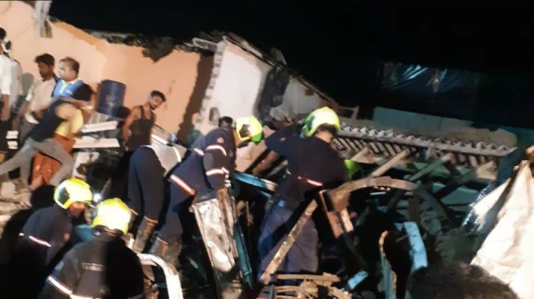 Malad Building Collapse : एकाच कुटुंबातील ९ जणांवर काळाचा घाला Malad Building Collapse : एकाच कुटुंबातील ९ जणांवर काळाचा घाला